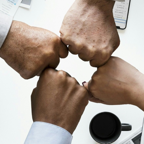 trabajo-equipo-profesionalidad-seriedad-oficina